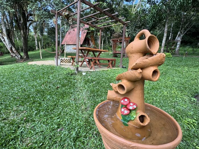 Fonte decorativa no jardim